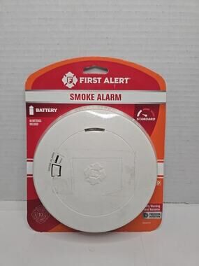 First Alert SM200 Low Profile Smoke Detector with Replaceable Battery